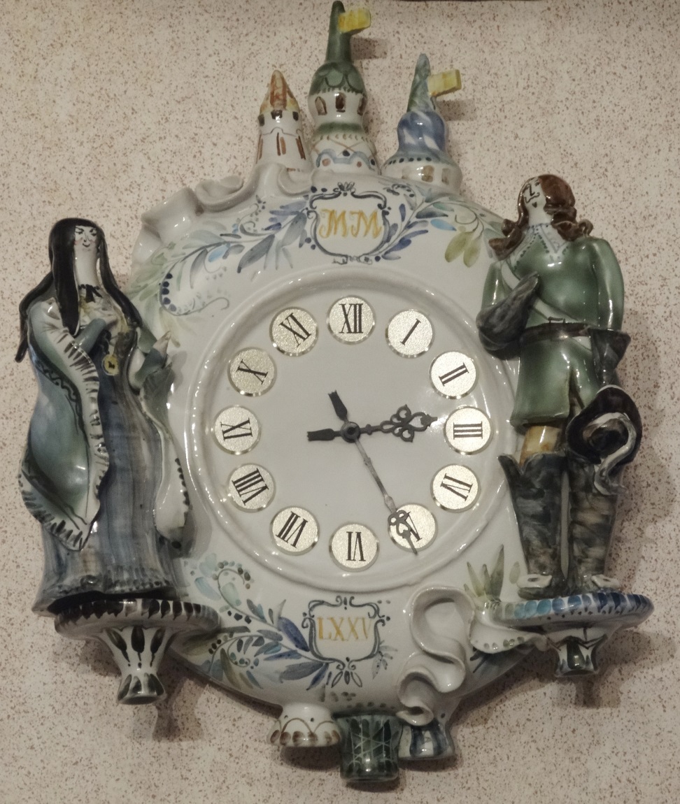 Гостиная. Настенные керамические часы, заказанные и подаренные А. Мироновым родителям