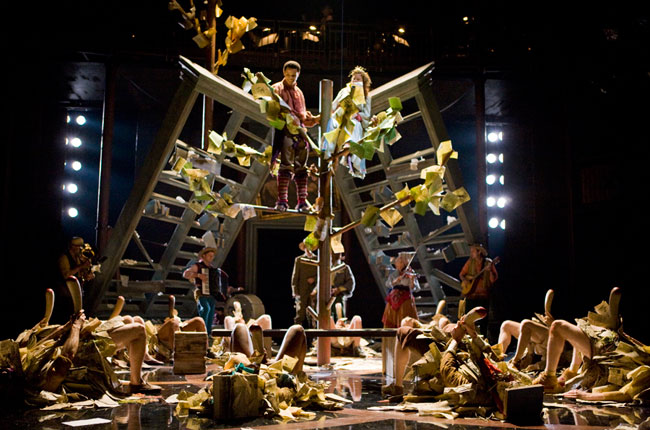Сцены из спектакля «Зимняя сказка» в постановке Королевской Шекспировской Компании, представленного на летнем фестивале Линкольн Центра 2011