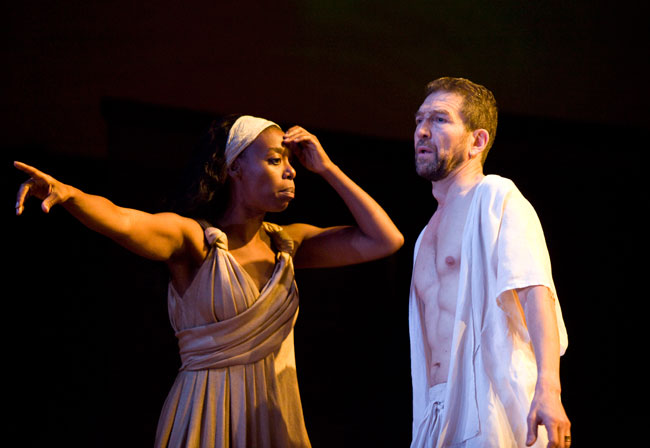 Сцена из спектакля «Юлий Цезарь» в постановке Королевской шекспировской компании, представленного на летнем фестивале Линкольн Центра 2011.