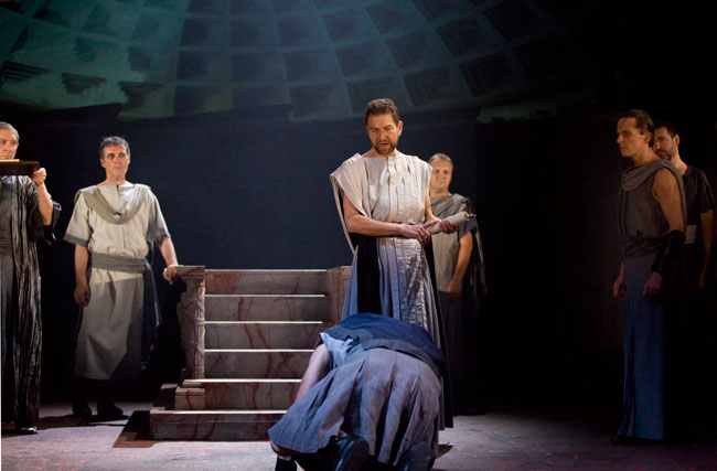 Сцена из спектакля «Юлий Цезарь» в постановке Королевской шекспировской компании, представленного на летнем фестивале Линкольн Центра 2011.