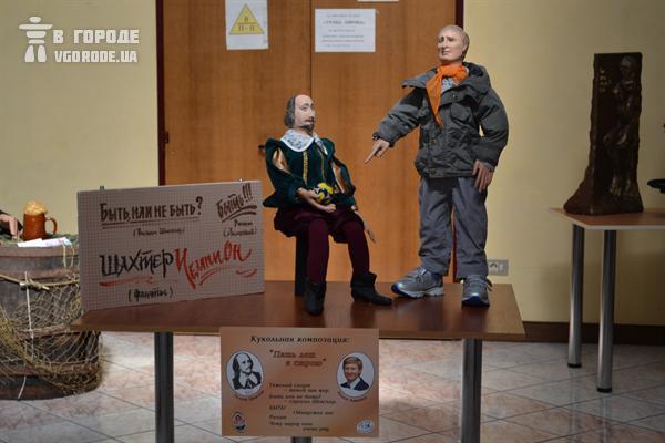 В Одессе ко дню рождения украинского миллиардера создали новую композицию, состоящую из кукол Рината Ахметова и Уильяма Шекспира. 