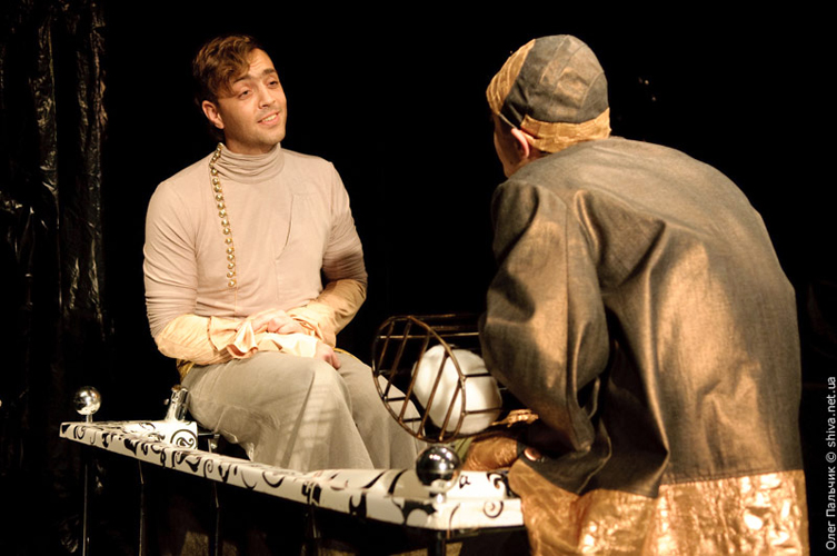 В харьковском негосударственном «Театре 19» состоялась премьера «Наш Гамлет» по пьесе Шекспира.