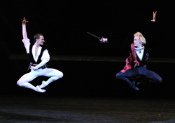 Артисты балета Вячеслав Лопатин (Меркуцио) и Павел Дмитриченко (Тибальд) в сцене «Ромео и Джульетты»
