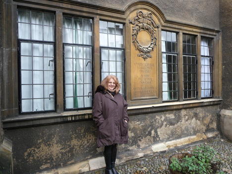 Элла Аграновская, автор фильма «Шекспир против Шекспира», во дворе Корпус-Кристи-колледжа рядом с памятной доской с именем Марло.